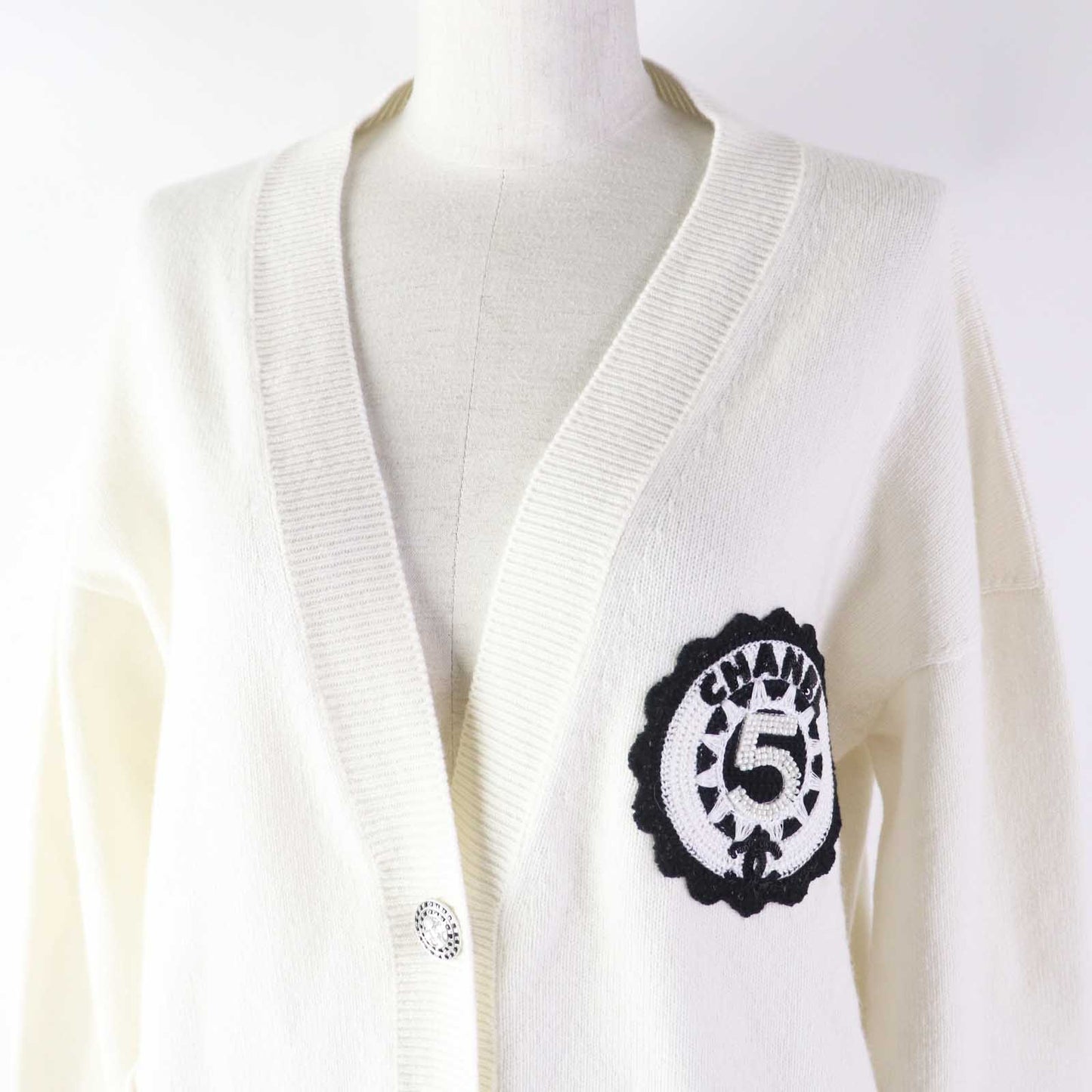 CHANEL cardigan P74230 Outer: 100% cashmere, part: 99% cashmere, part: 1% polyurethane white Women 34