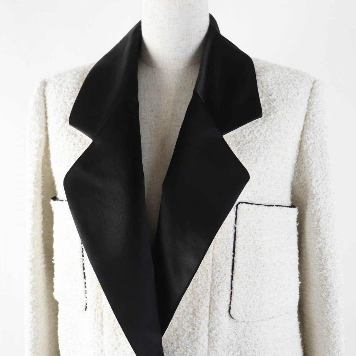 CHANEL Jacket 22P P72420 Main: 86% cotton, Main: 11% polyamide (nylon), Main: 3% polyester, Lining: 100% silk, Part: 65% cotton White type Black Women 34
