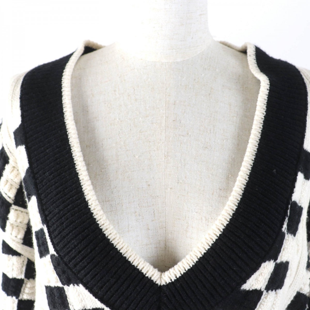 CHANEL knit P74123K10621 Main: 97% cashmere, Main: 2% polyamide, Main: 1% polyurethane White black Women 38