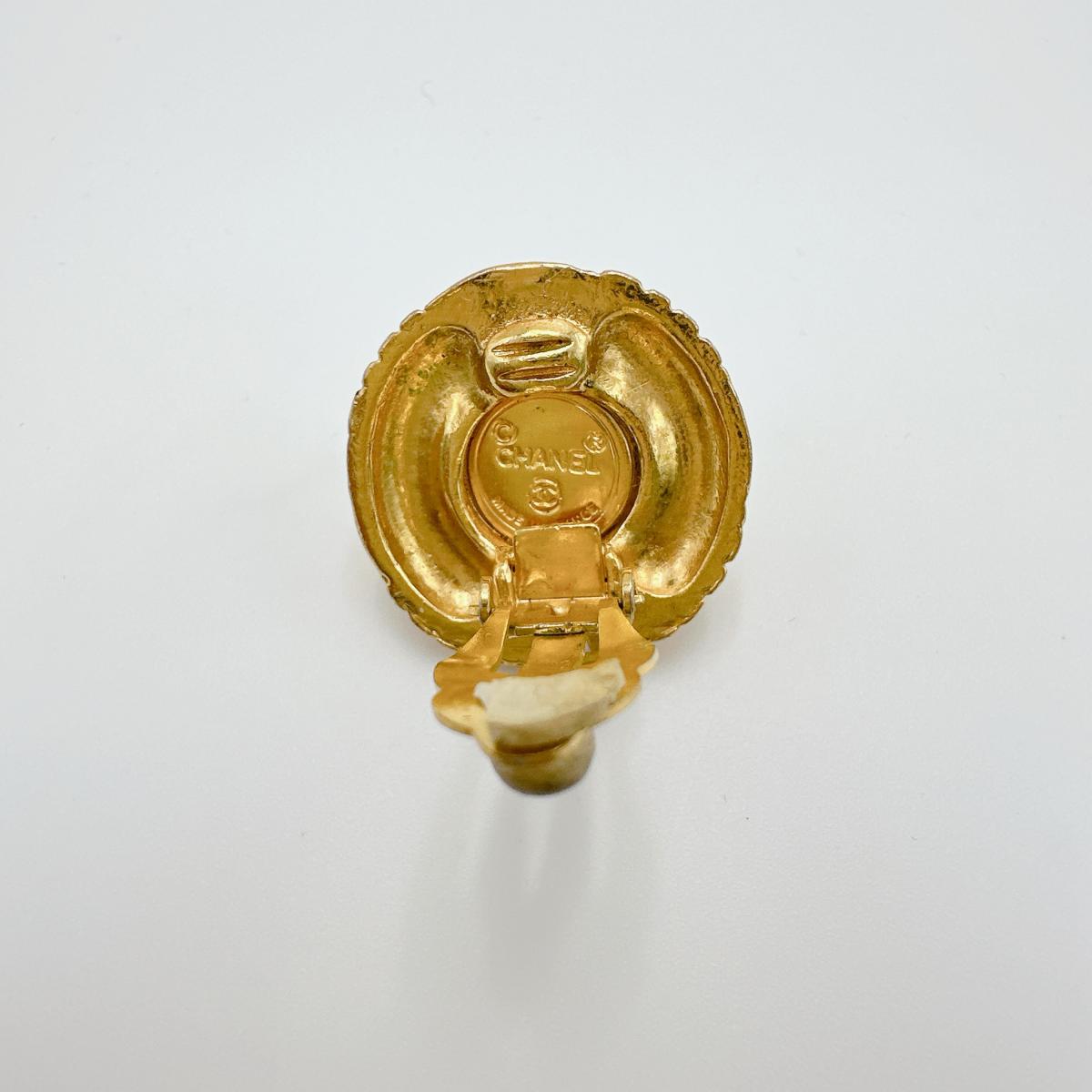 CHANEL Earring Gold Plated, Faux Pearl gold vintage Women