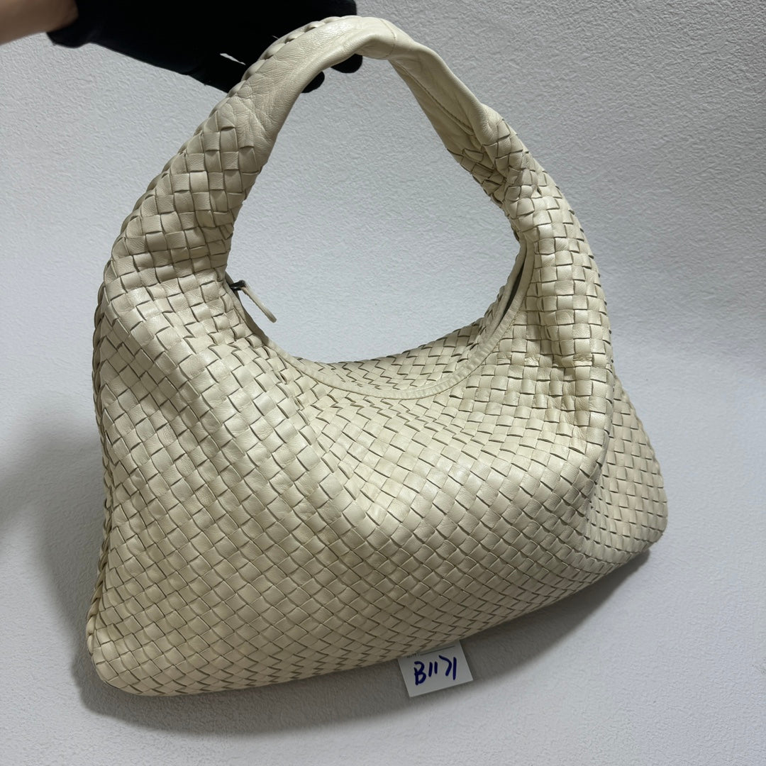 Bottega Veneta Hobo Bag Large Leather Milk White 47cm