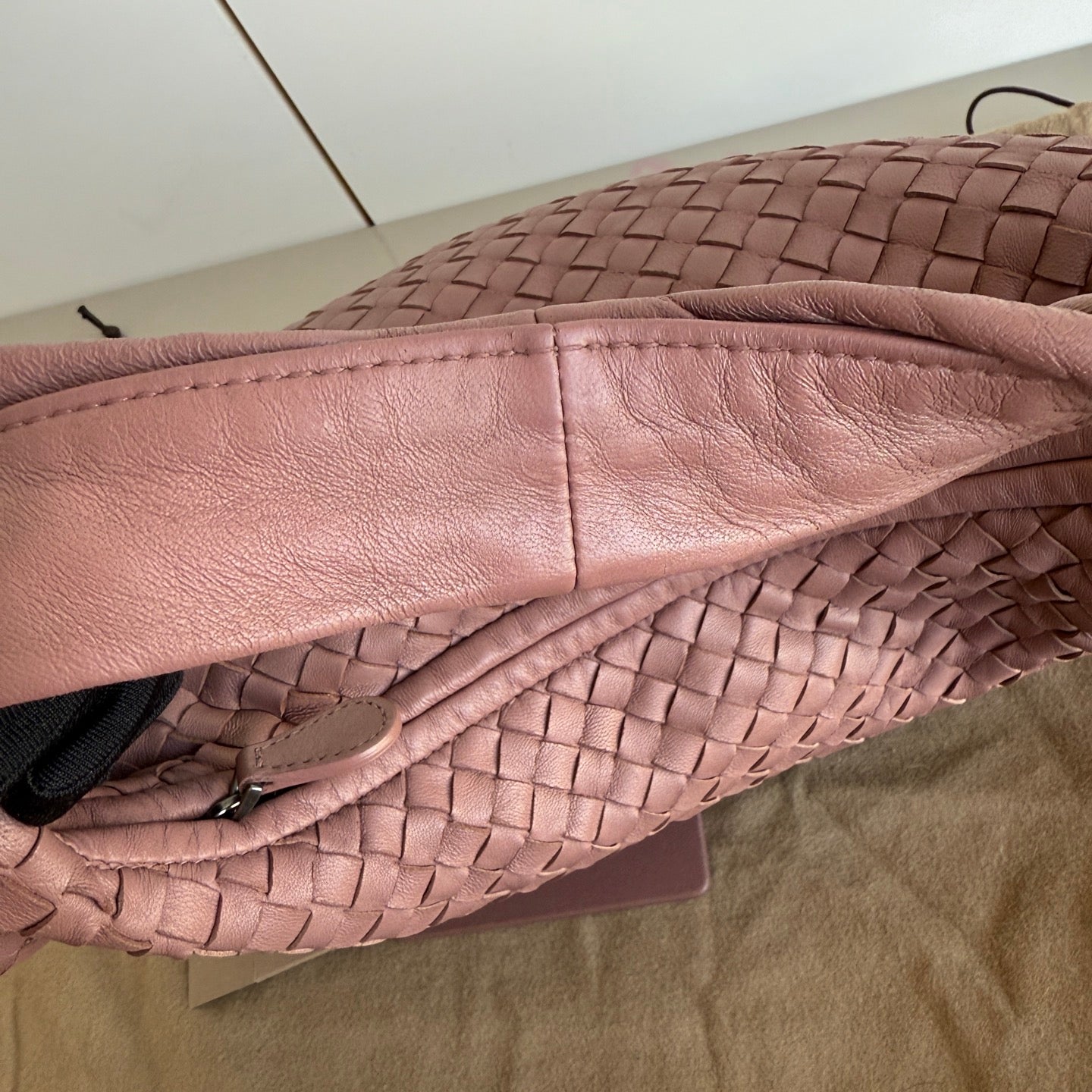 Bottega Veneta Veneta Leather Hobo Small Nude Dirty Pink 40cm