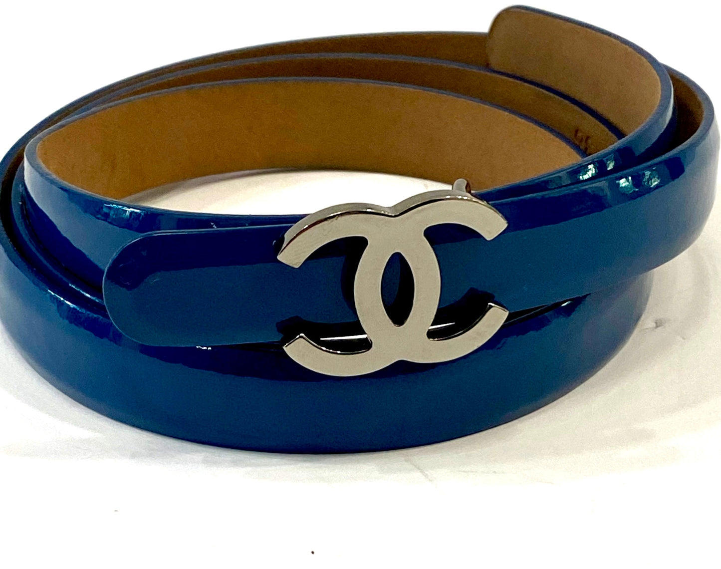 CHANEL CC GLOSSY PATENT LEATHER BELT