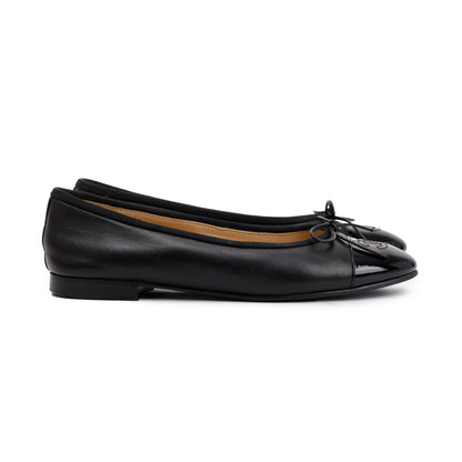 Chanel Black Lambskin Interlocking CC Logo Flats, Size 37