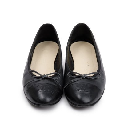 Chanel Black Lambskin Leather Interlocking CC Logo Flats, Size 40.5