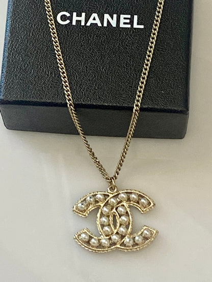 CHANEL CC FAUX PEARL PENDANT NECKLACE
