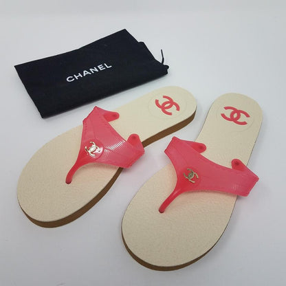 CHANEL INTERLOCKING CC RUBER THONG SLIDES