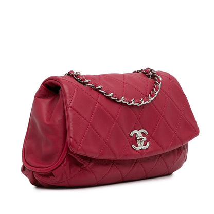 Chanel Quilted Calfskin Curvy Flap (SHG-lSn9g7)