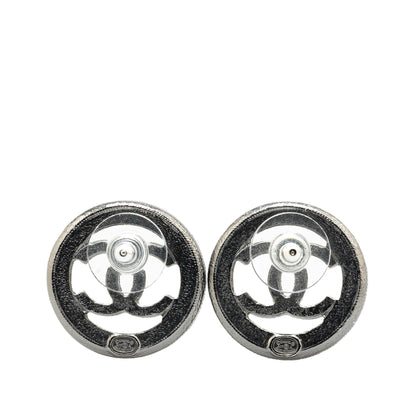 Chanel Ruthenium Pearl CC Round Push Back Earrings (SHG-Y0WMQt)