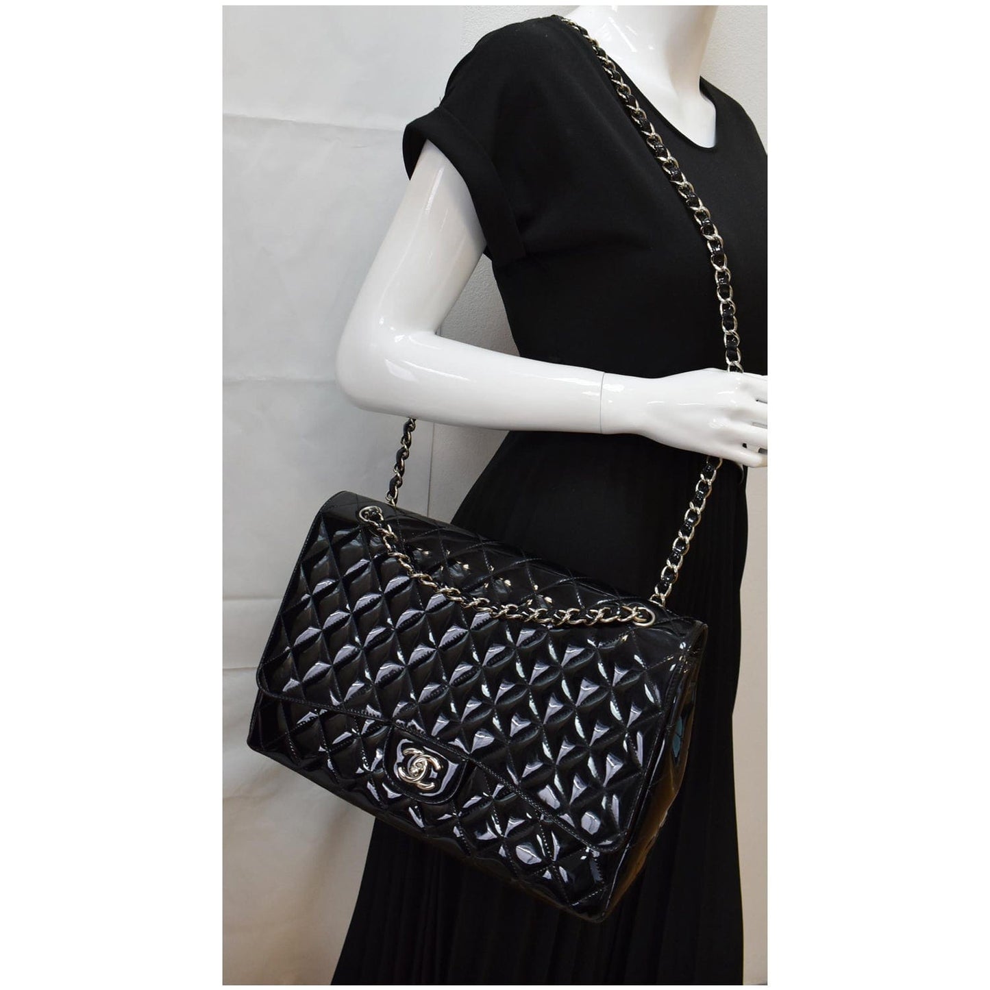 CHANEL Classic Maxi Single Flap Quilted Patent Leather Shoulder Bag Black