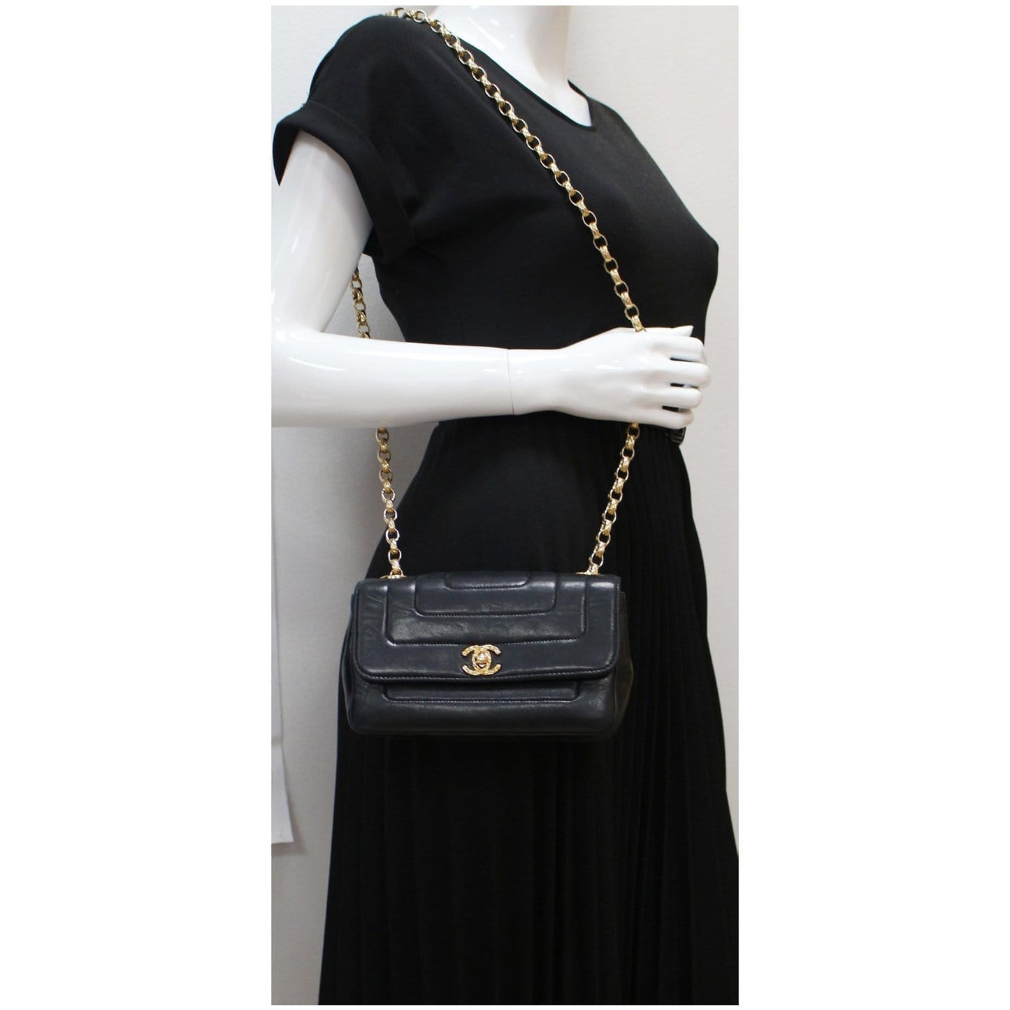 CHANEL Vintage Border Flap Lambskin Shoulder Bag Black
