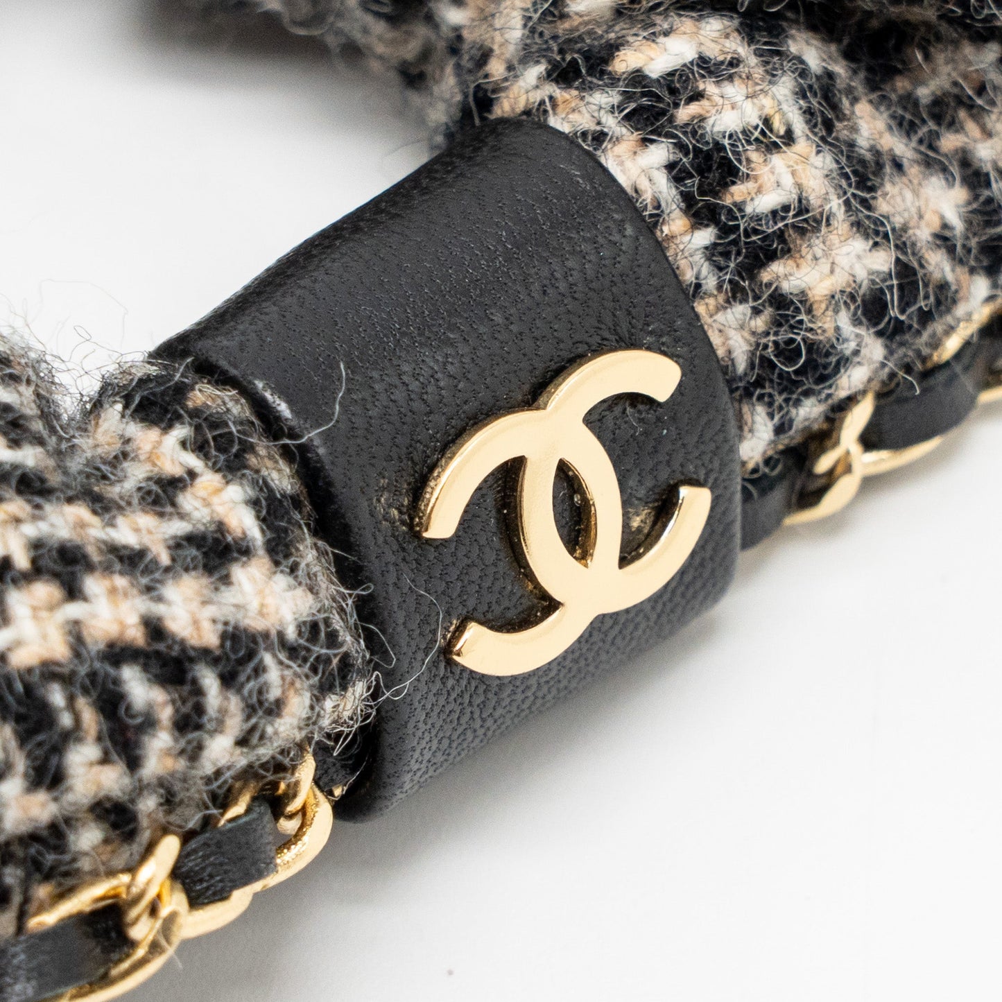 Chanel 22k Hair Tie Tweed/leather Chain detail Scrunchie Beige/Black/Ecru GHW