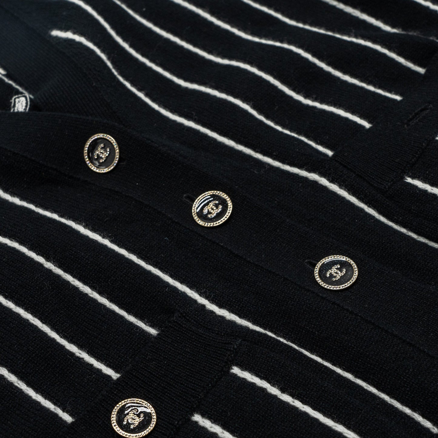 Chanel size 36 23p cardigan cashmere black/white