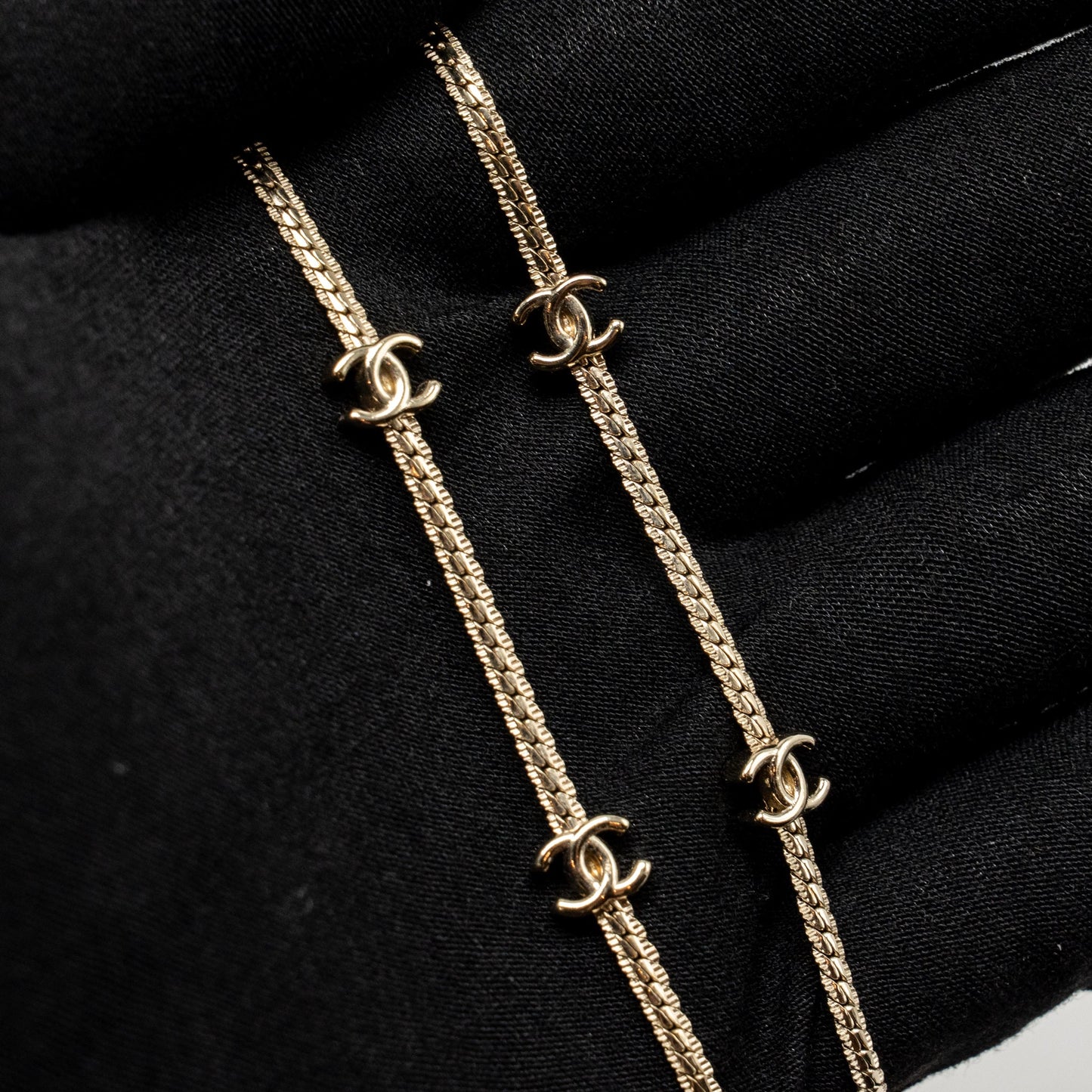 Chanel CC logo 14 motif necklace light gold tone