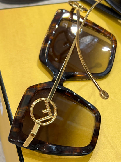 FENDI FF OVERSIZED SUNGLASSES