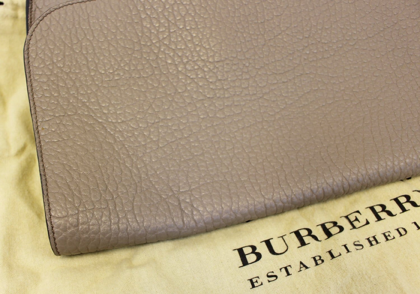 BURBERRY Heritage Sonnet Grain Leather Large Clutch - Sale