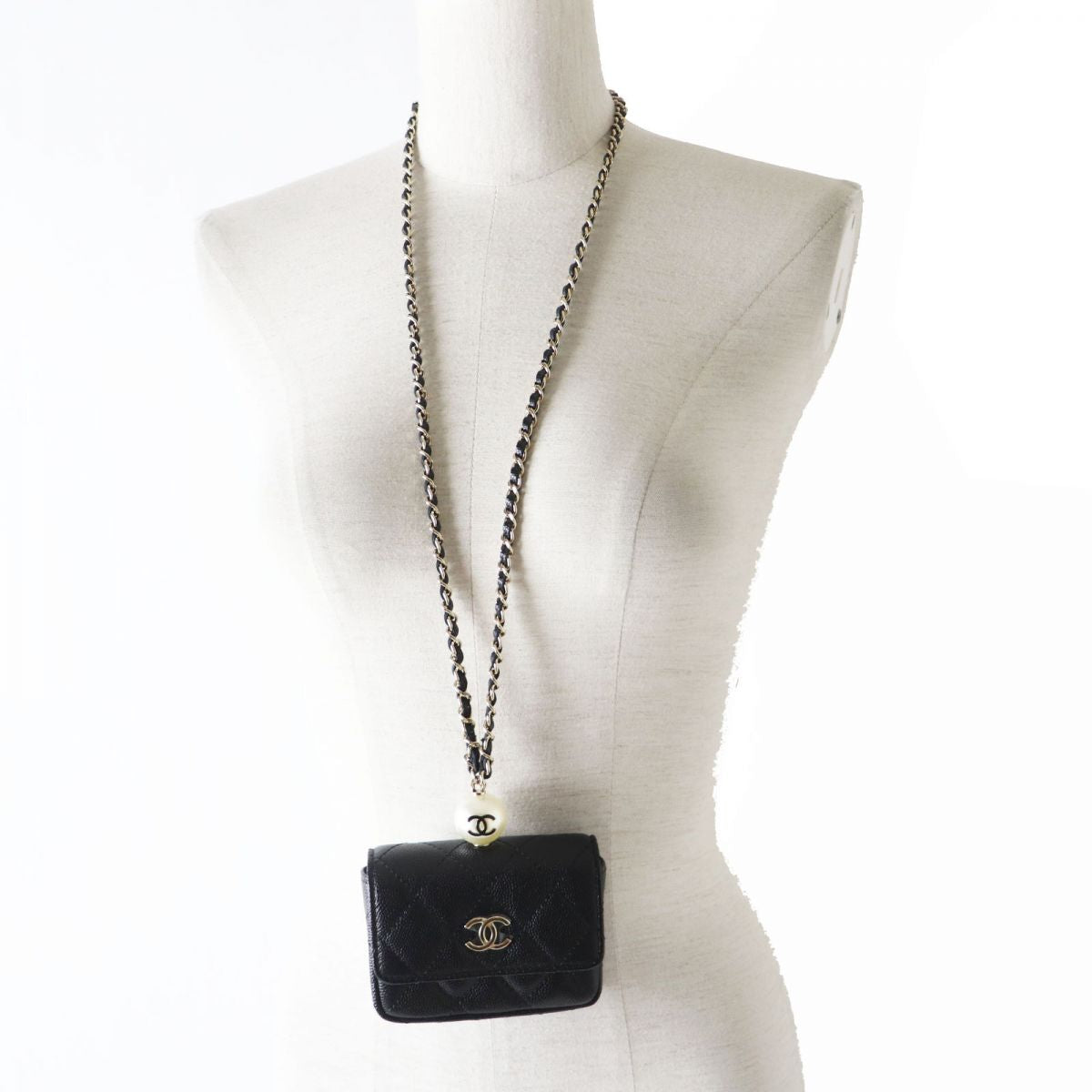 CHANEL Pochette Caviar skin black