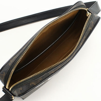 CELINE  Medium messenger Triomphe canvas Diagonal shoulder bag PVC black Women